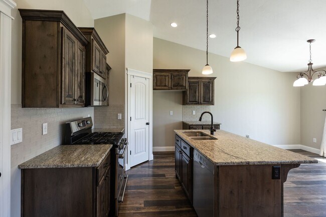Building Photo - BEAUTIFUL 5 BED 3 BATH HOME IN FIRTH