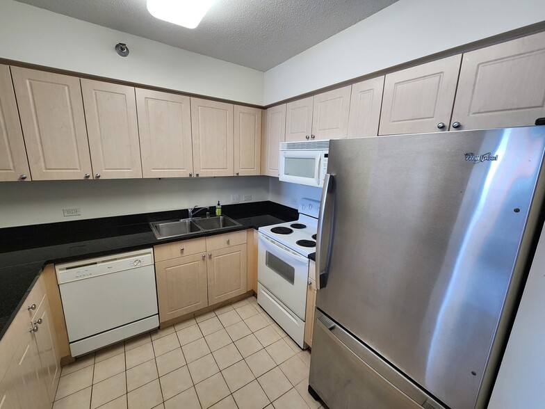 Building Photo - 512 N McClurg Ct