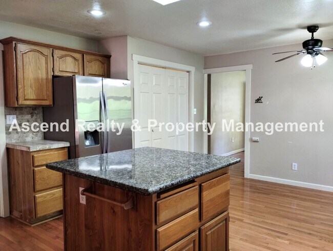 Building Photo - Spacious One Level Open Floor Plan with La...