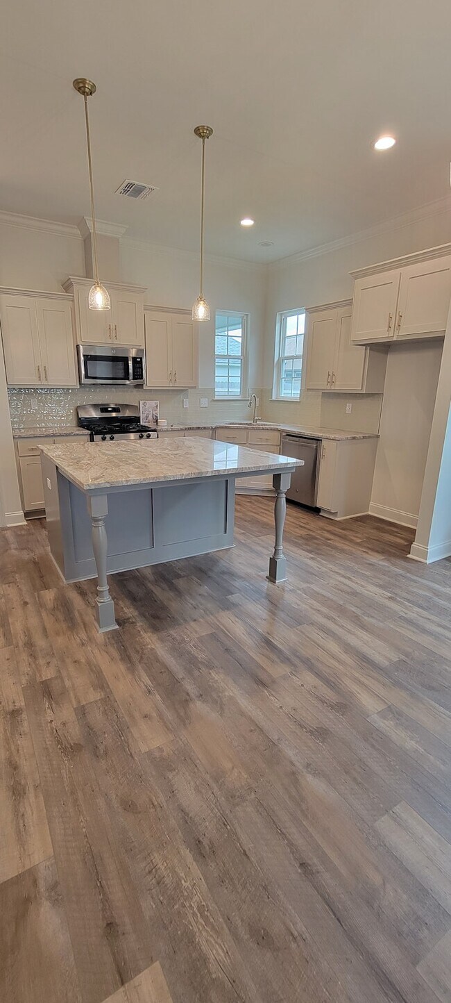 Building Photo - 204 Bennington Ln