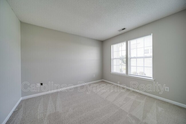 Building Photo - 120 Lantana Dr