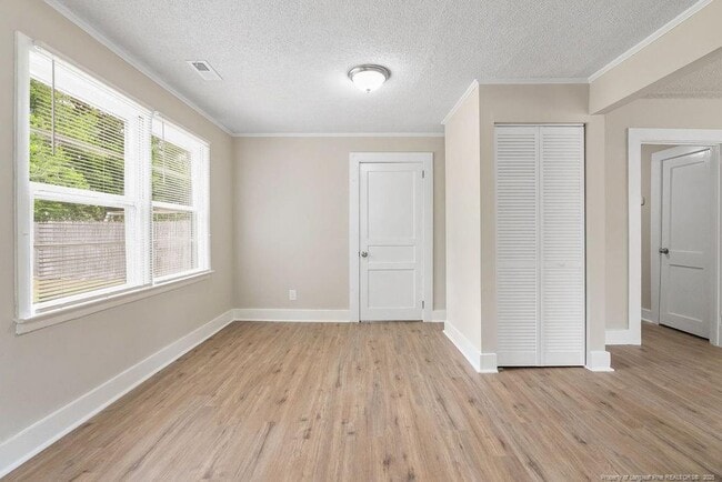 Building Photo - 223 W Cir Ct.