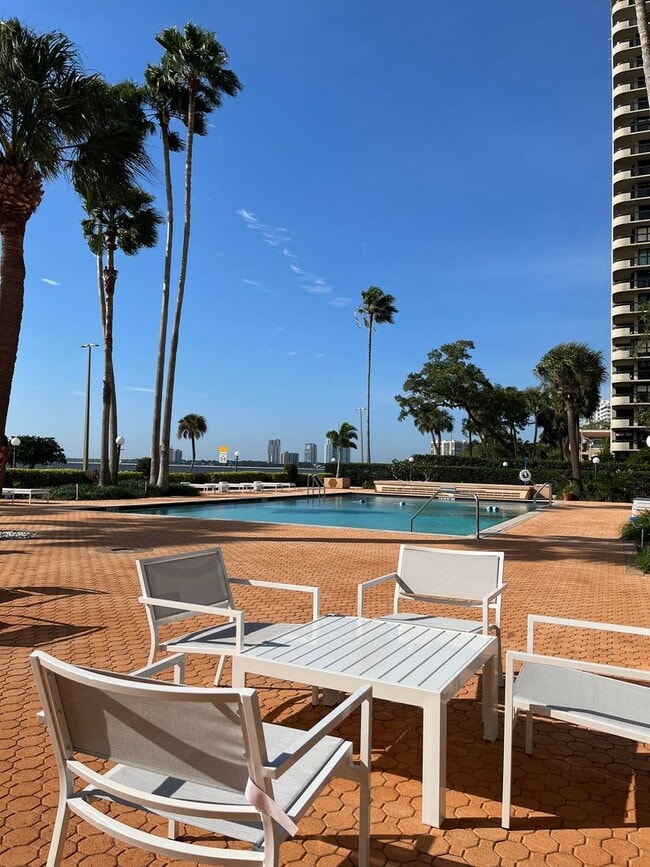Building Photo - FURNISHED 1 Bed 1 Bath In Amazing Location...