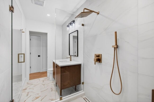 Building Photo - 2 BEDROOMS 1 BATHROOM!