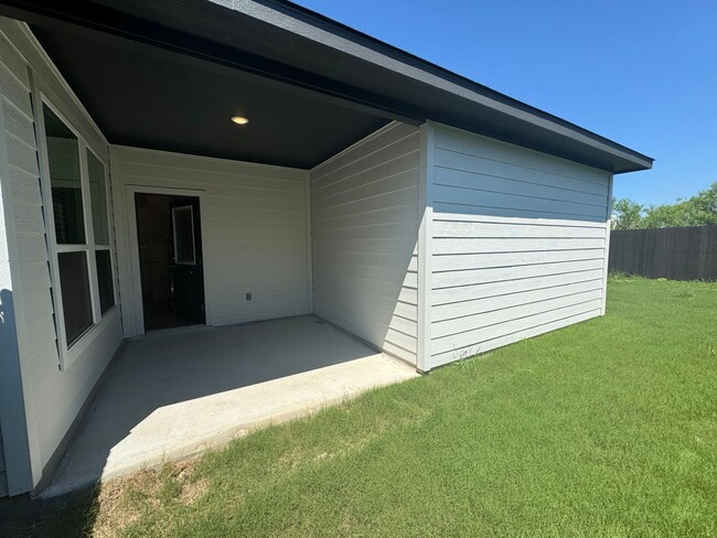 Building Photo - Luxury 3x2 Duplex in Buda, TX!