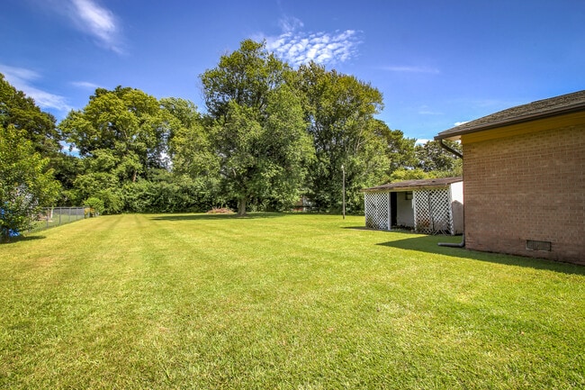 Building Photo - 105 Sandy Ln