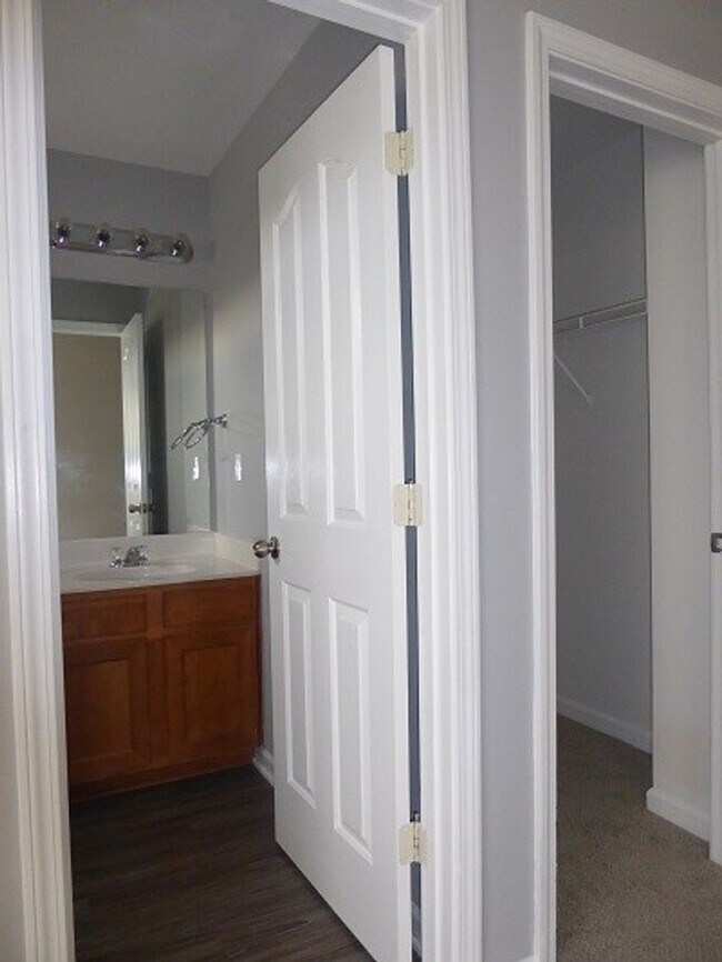 Building Photo - 3BR/2.5BA Townhome in Cobblestone Cove, Move In Ready - Paint and Flooring is new