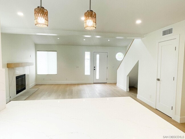 Building Photo - 1093 N Vulcan Ave