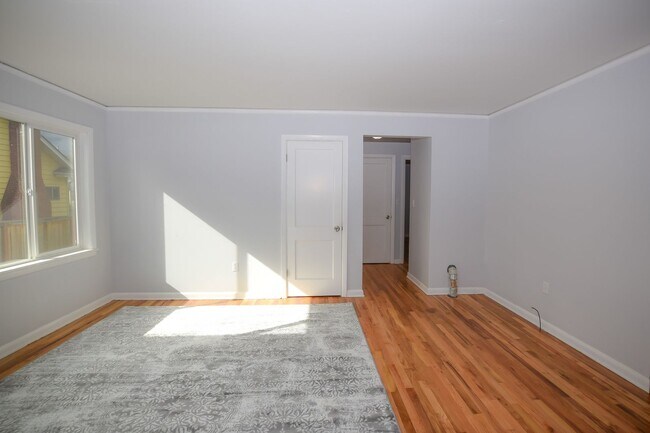 Building Photo - 2112 NE Couch St