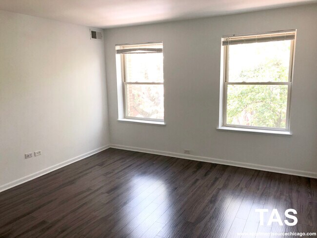 Building Photo - 925 W Carmen Ave