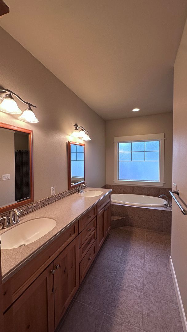 Building Photo - Sign your lease by December 31st and enjoy a $1,000 rent discount applied at move-in!