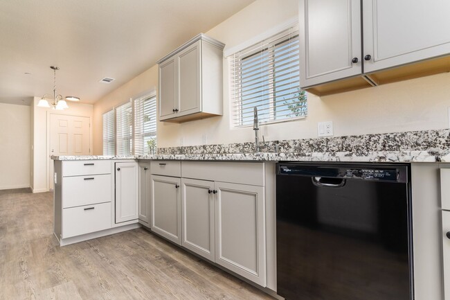 Building Photo - 2467 Oakmont Cir