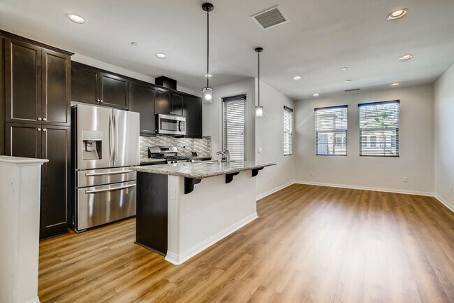 Building Photo - Amazing 2Bd/2Ba Townhouse with 1 car attached garage - Gated Community - Close to Camp Pendleton!