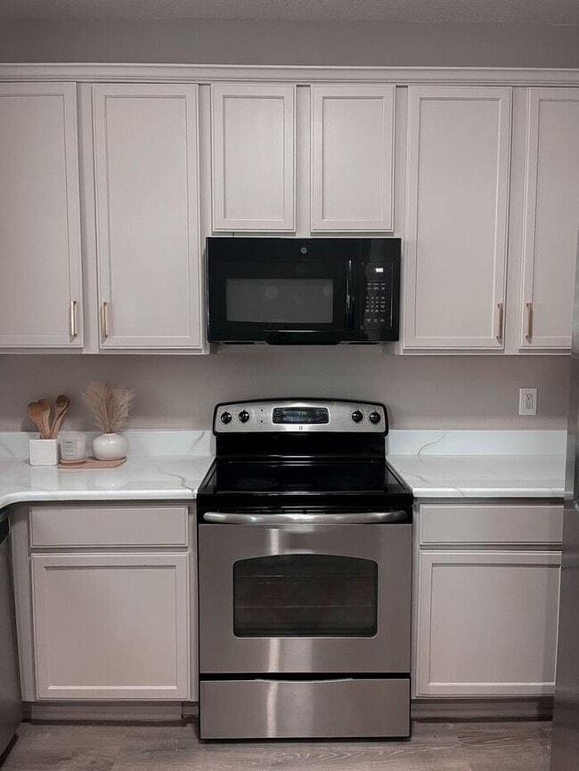 Building Photo - Beautiful Townhouse