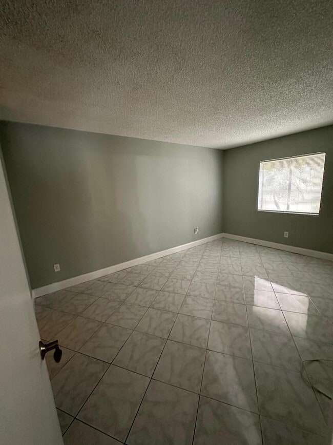 Building Photo - 6031 10th Ave N