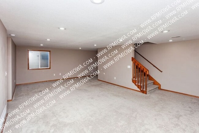 Building Photo - 738 NE Spring St