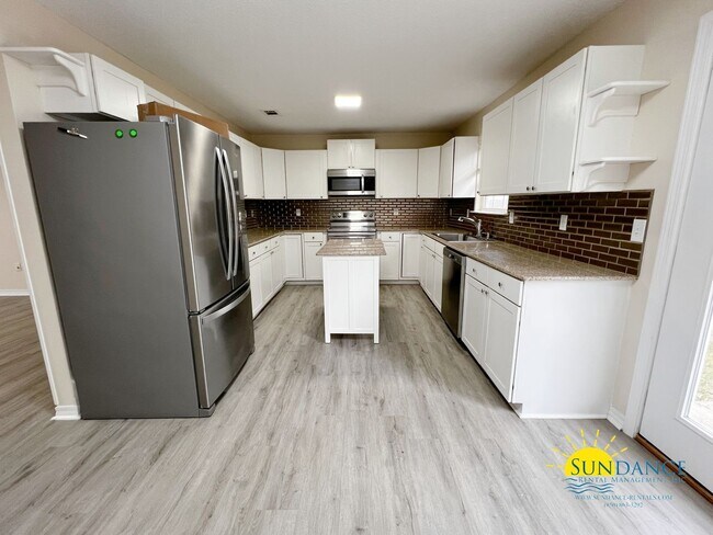 Building Photo - Custom upgrades in this beautiful Crestview home!