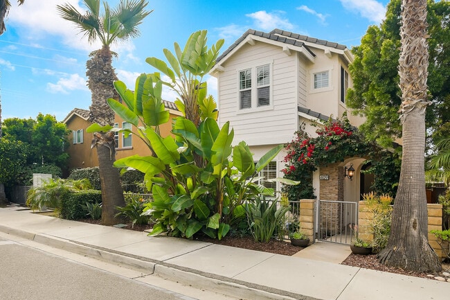 Building Photo - 409 N Cedros Ave