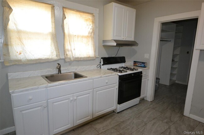 Building Photo - 181 Forrest Ave