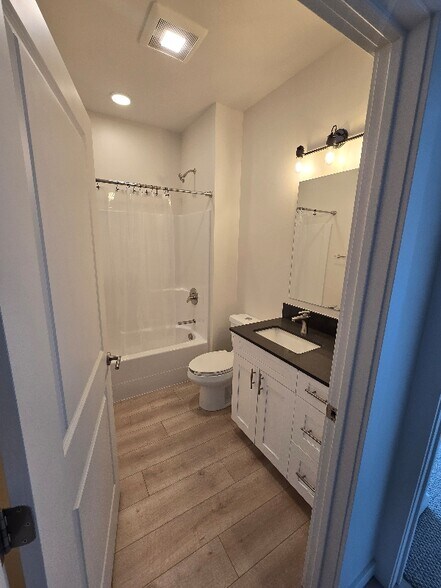 Building Photo - 2221 Willow Dr
