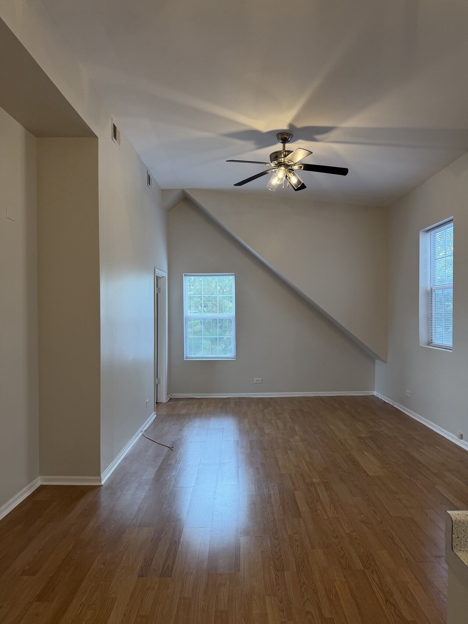 Building Photo - 2328 W Belmont Ave