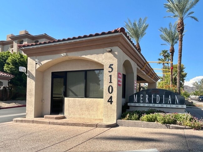 Building Photo - Luxurious 2 Bd 2 Ba Condo in Biltmore!