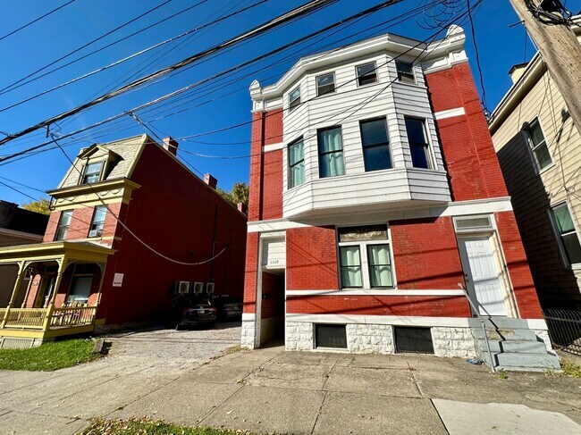 Building Photo - 2369 Victor St