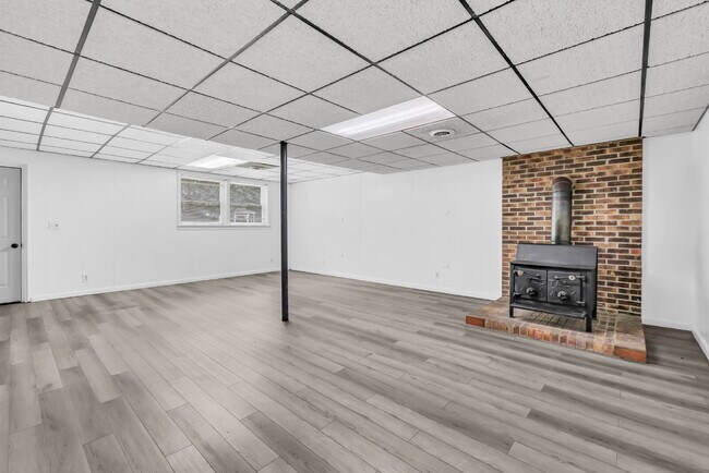 Building Photo - Wonderful 3 bed 2 bath with a modern interior