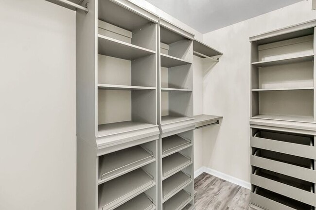 Building Photo - 121 Sully St