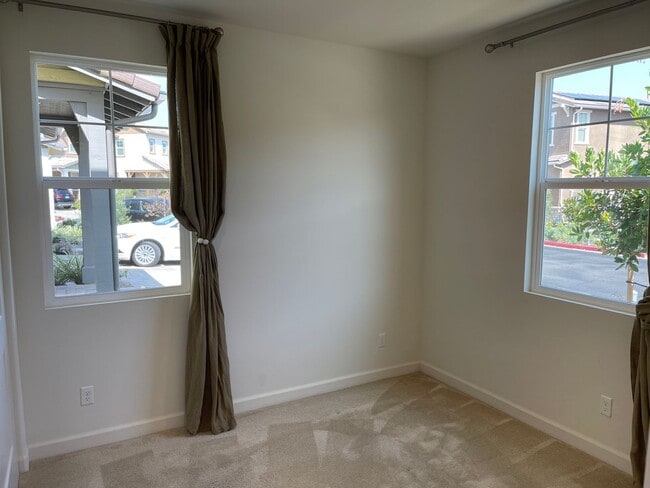 Building Photo - Large 5 Bed / 3 Bath Standalone unit in Lo...