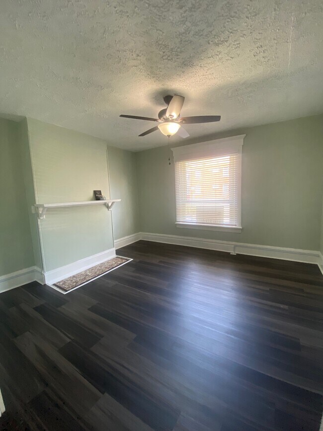 Building Photo - 461 Oakwood Ave