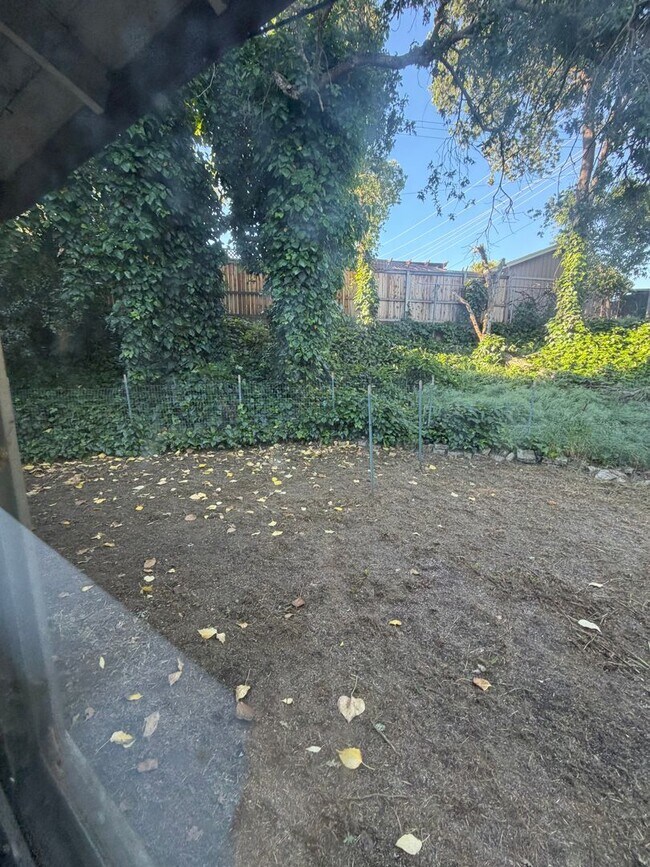 Building Photo - 3 bedroom 1 bath duplex