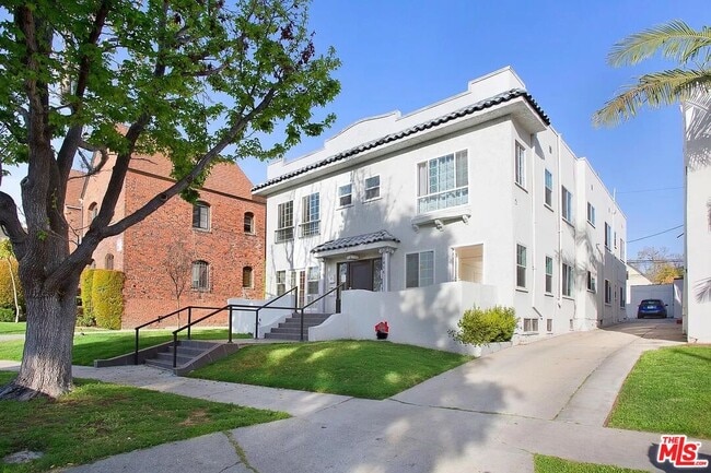 Building Photo - 1014 S Orange Dr