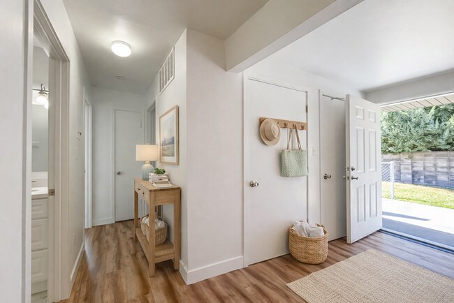 Building Photo - 2 Bed 1 Bath - New carpet - New paint - Great location!