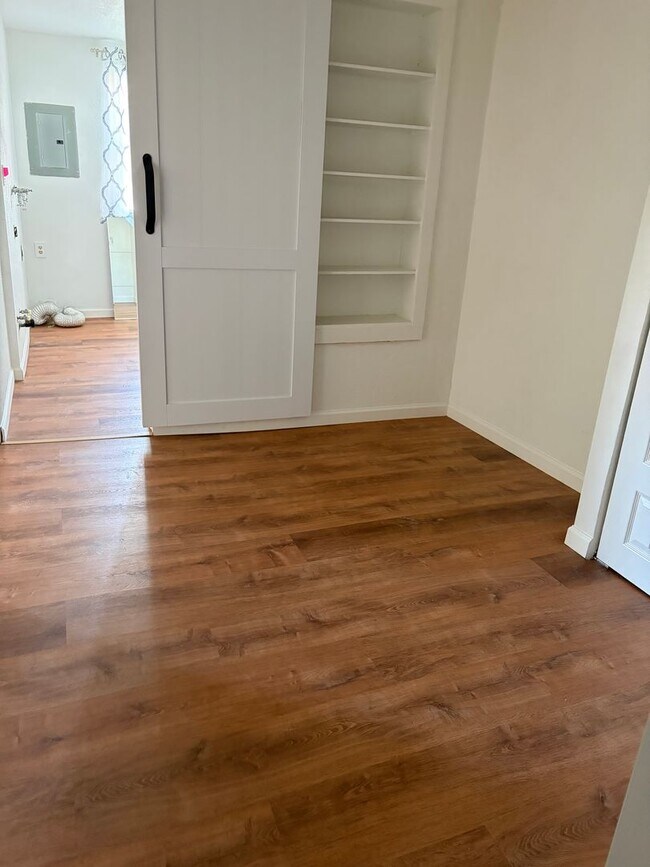 Building Photo - Newly Remodeled Two Bedroom with Sun Room!