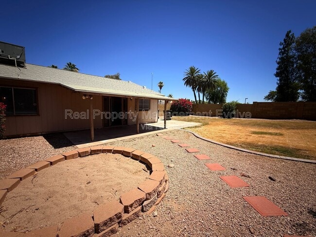 Building Photo - 2401 W Fremont Dr