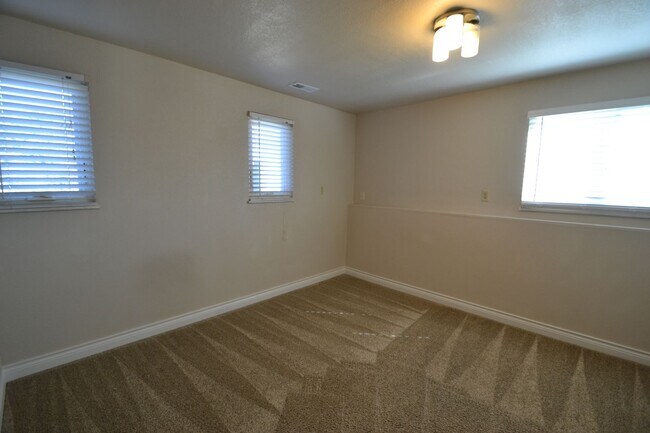 Building Photo - 4 Bed 3 Bath Home in District 20!