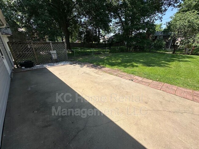 Building Photo - 8216 W 97th St
