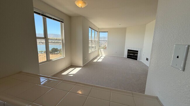 Building Photo - Epic REA - Top floor, Sweeping Views, 3 BR...