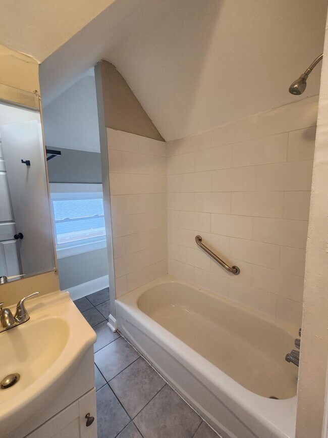 Building Photo - Spacious 7 Bedroom in West Baltimore
