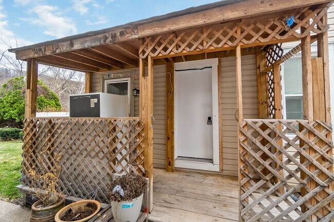 Building Photo - 137-139 Main St