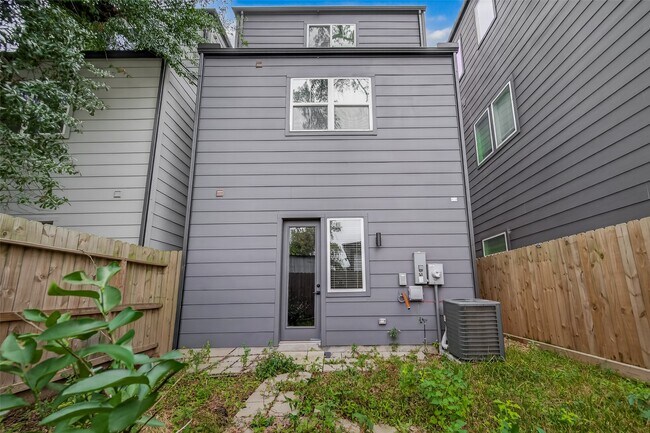 Building Photo - 1406 Mansfield St