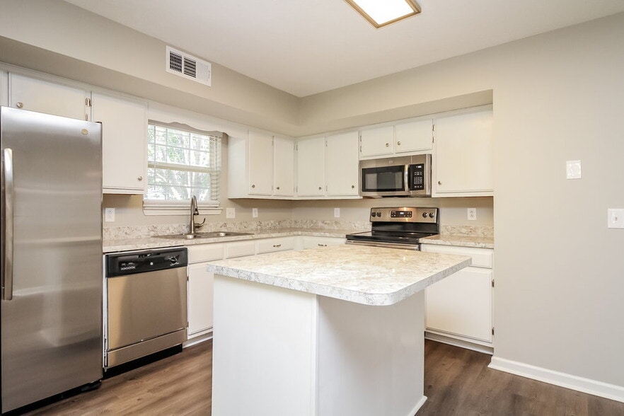 Building Photo - 3079 Roscommon Dr