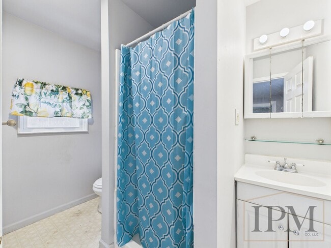 Building Photo - Available Now Cozy 1 Bedroom 1st floor Apa...