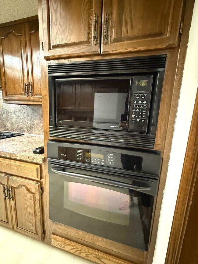 Building Photo - 4BD 2.5 Bath Pet Friendly
