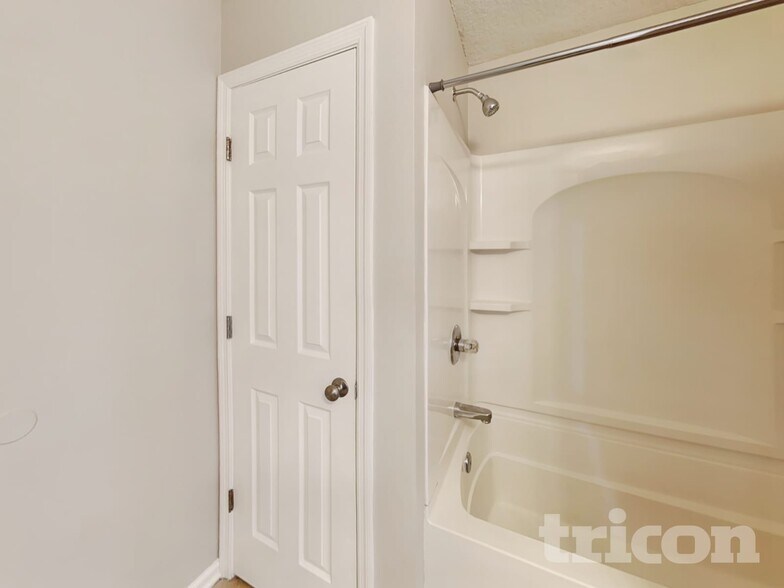 Building Photo - 11238 Justin Oaks Dr N