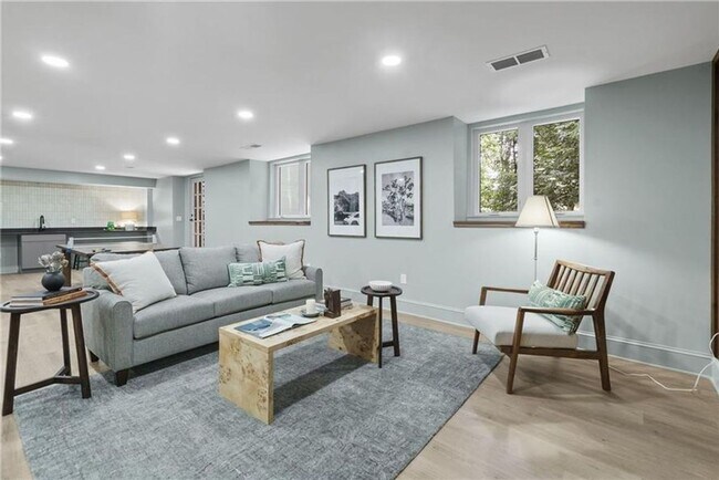 Building Photo - Designer Living with Charm in North Buckhead