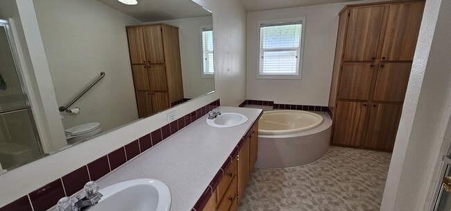 Building Photo - Horse Property on 2.5 Acres Minutes to Downtown Grants Pass