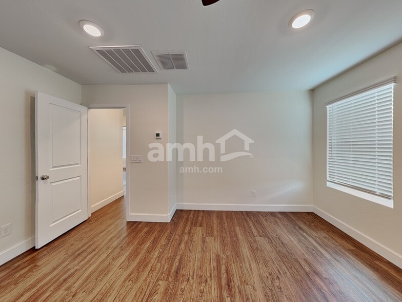 Building Photo - 12526 N 60th Ave