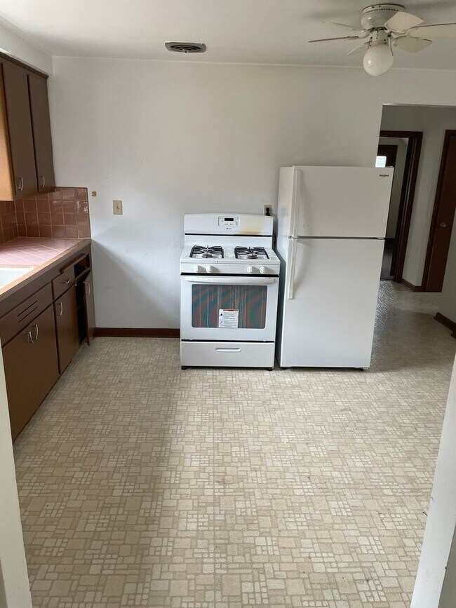 Building Photo - Newly Renovated 3-Bedroom Upper Flat Near ...